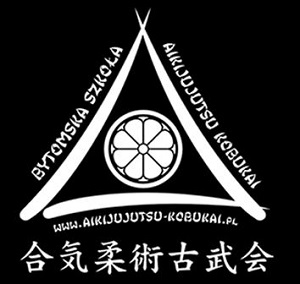 Czarne tło z japońskimi napisami twożące logo dla klubu Bytomski Klub Aikijujutsu Kobukai