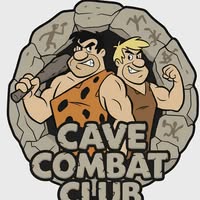 Zdjęcie jest animacją z bajki Flinstonowie i przedstawia dwie główne postaci ustawione do siebie lekko bokiem z napisem na dole Cave Combat Club