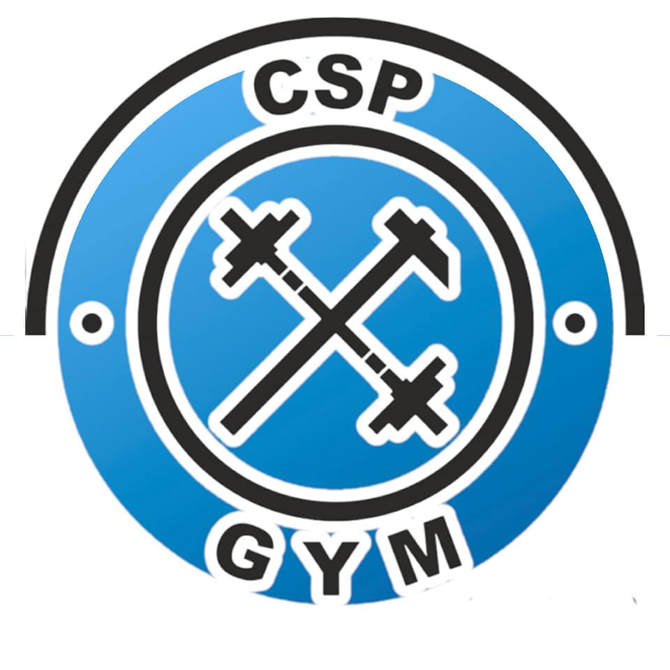 logo Centrum Sportowe CSP Siłownia przedstawia niebieskie kółko w środku którego znajdują się ułożone na krzyż w czarnym kole sztanga i kilo górniczy koloru czarnego. NA górze koła czarnego w niebieskim tle jest napis CSP, na dole koła również jest napis GYM.